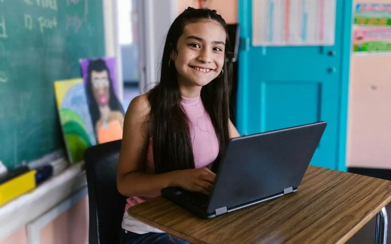 Leerling achter een laptop