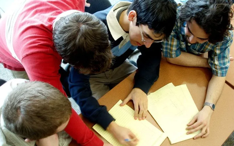 Studenten werken samen aan een opdracht